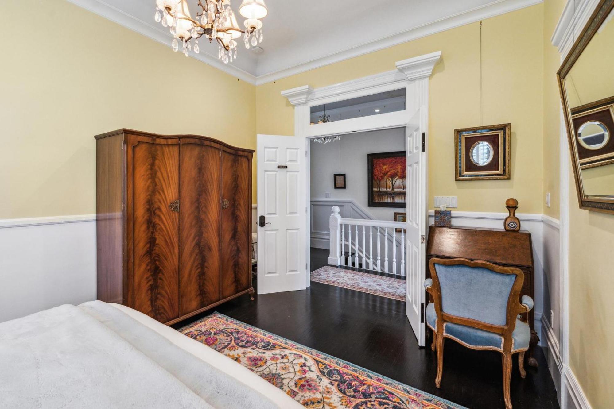 Сasa de vacaciones Historic & Charming Victorian Sleeps 11