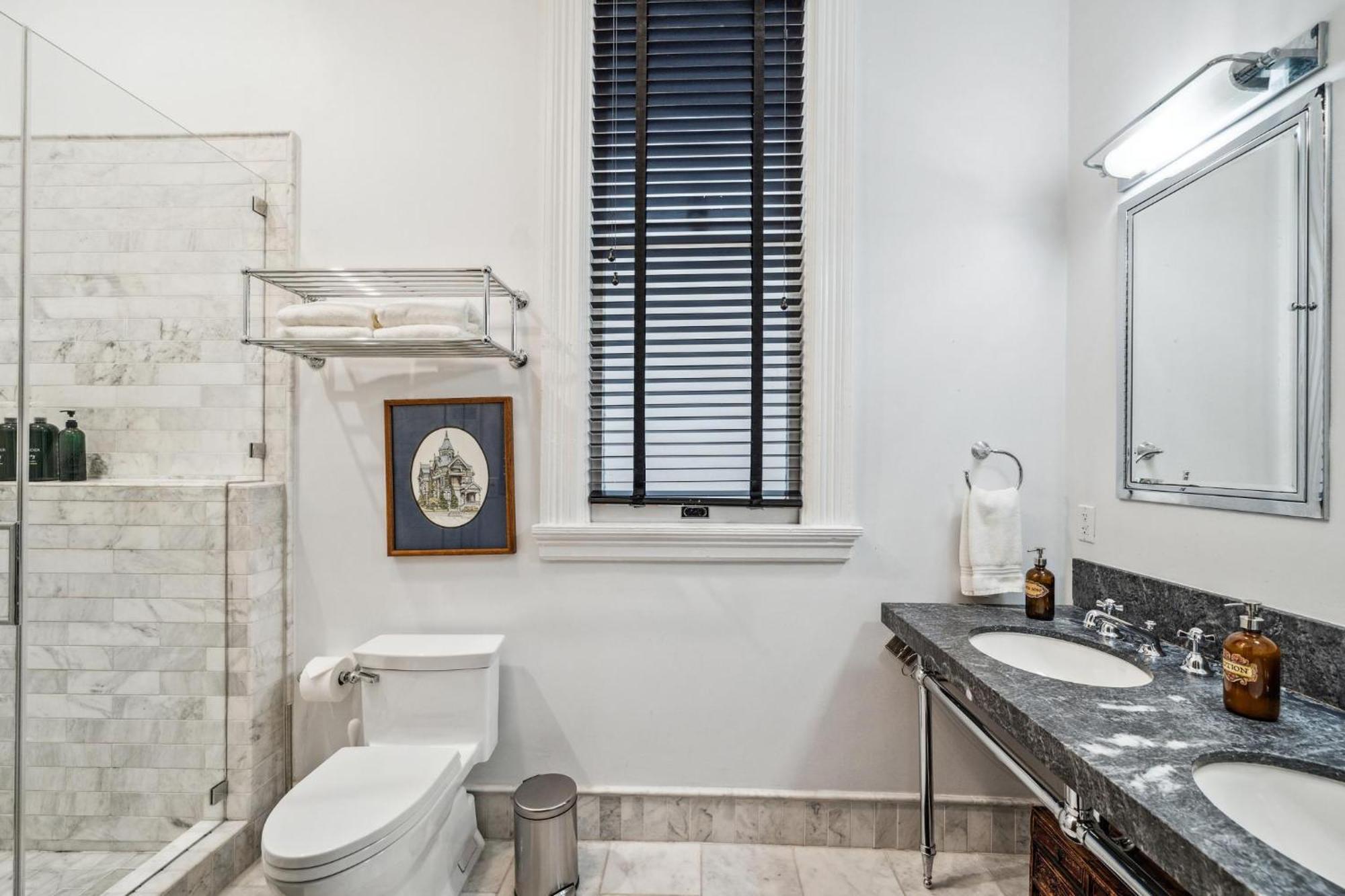 Сasa de vacaciones Historic & Charming Victorian Sleeps 11