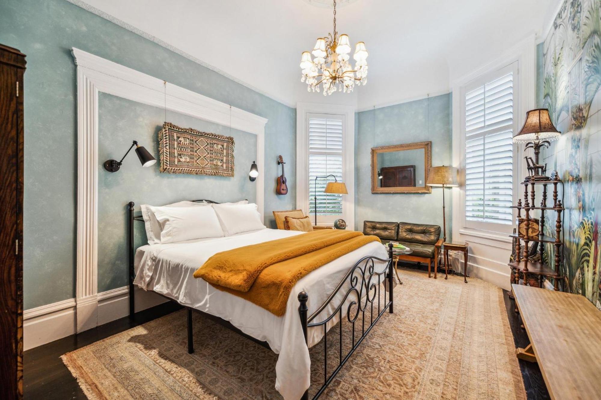 Сasa de vacaciones Historic & Charming Victorian Sleeps 11